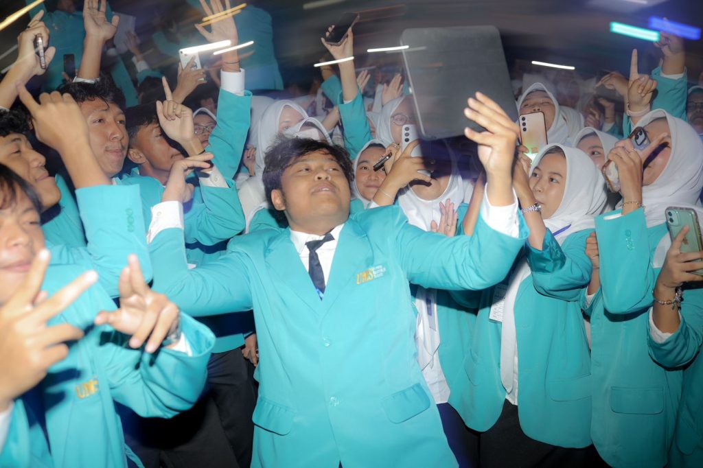 Jawara Kontes Ambyar Indonesia 2023, Viasa Dewa, turut memeriahkan Masa Taaruf (Masta) Penyambutan Mahasiswa Baru (PMB) Universitas Muhammadiyah Surakarta (UMS) di Edutorium KH Ahmad Dahlan UMS, Selasa (19/8/2025).