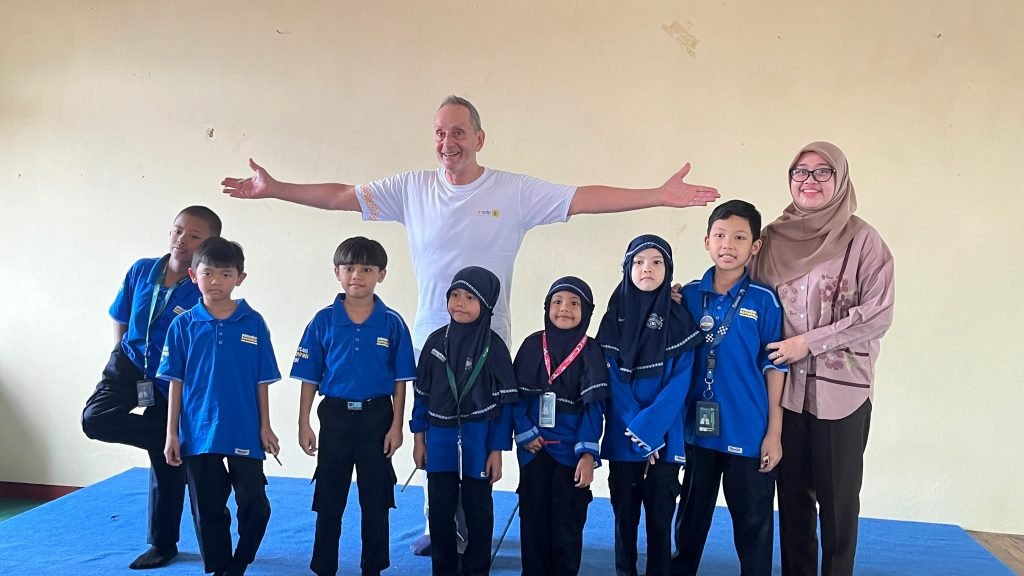 Sebanyak 83 murid kelas II SD Muhammadiyah Program Khusus (PK) Kottabarat Solo mengikuti kegiatan parent's day, belajar Bahasa Inggris bersama native speaker  (penutur asli) di Ruang Haji Muhtadi sekolah setempat, Sabtu (23/8/2025).