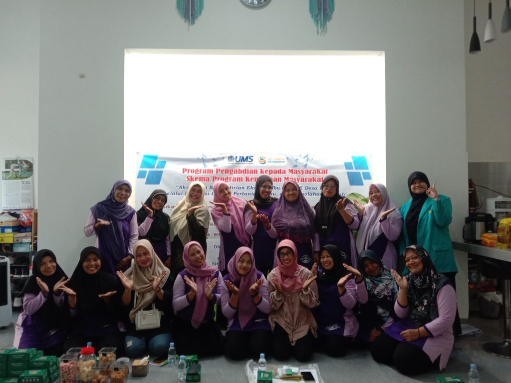 UMS Dampingi PKK Sekarwangi Desa Dibal Olah Limbah Rumah Tangga Jadi POC