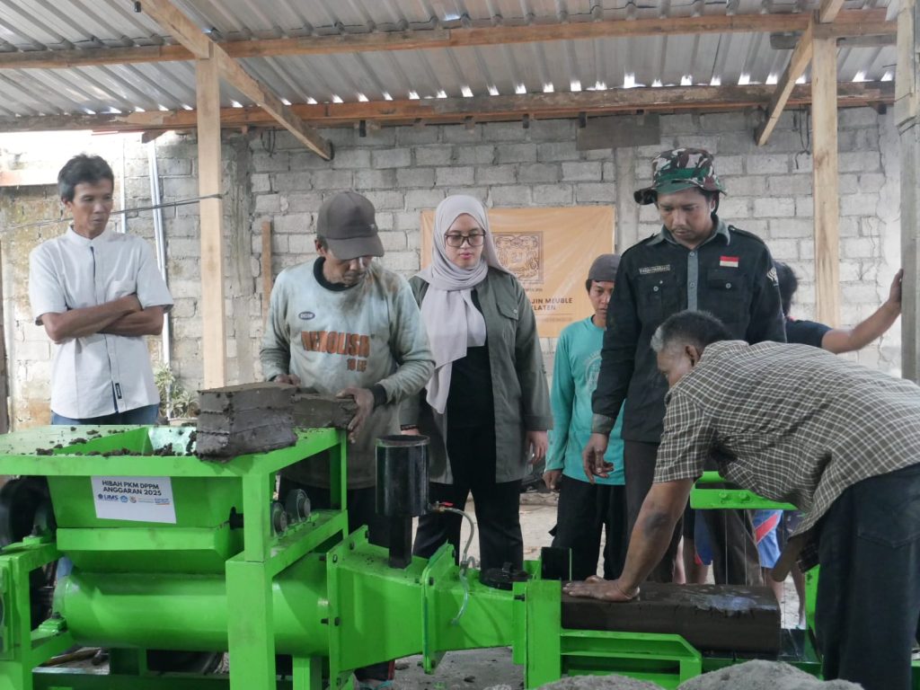 UMS Bikin Inovasi Pengolahan Limbah Grajen Jadi Bata Ramah Lingkungan di Klaten