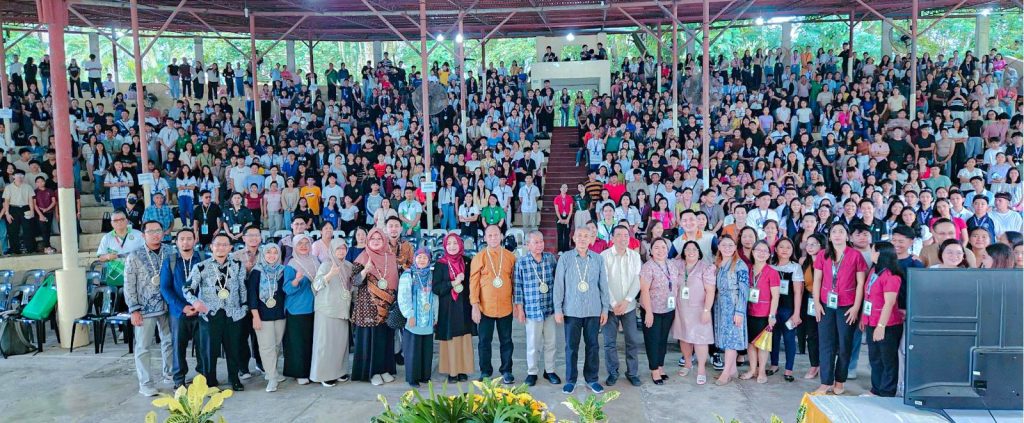 Rektor Universitas Muhammadiyah Surakarta (UMS) Prof. Harun Joko Prayitno, menyampaikan kuliah umum di hadapan lebih dari 3.000 mahasiswa baru Aklan State University, Filipina, Rabu (20/8/2025).
