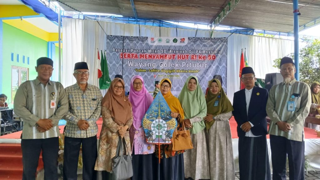 Halaman SD Aisyiyah 1 Boyolali pada Senin (11/8/2025) pagi dipenuhi keceriaan. Dalam rangka milad sekolah, digelar pagelaran Wayang Golek Pitutur yang dibawakan Ki Dalang Pujiono, anggota Majelis Tabligh PWM Jawa Tengah.