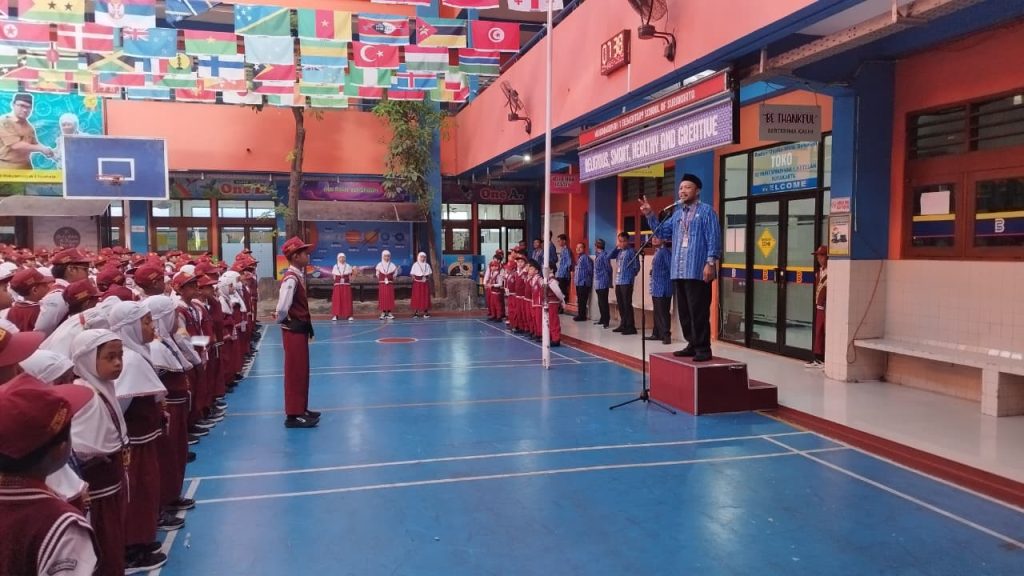 SD Muhammadiyah 1 Ketelan Solo melaksanakan kegiatan upacara bendera, Senin (25/8/2025). Pembina upacara Wakil Kepala Sekolah bidang Humas, Dwi Jatmiko, mengatakan ketertiban upacara merupakan cermin dari kedisiplinan. (Humas)