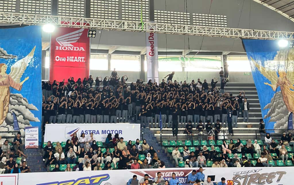 Pertandingan basket DBL yang berlangsung Senin (22/9/2025) di Sritex Arena diwarnai penampilan suporter SMA Muhammadiyah 1 Solo yang mencuri perhatian melalui kekompakan, kreativitas, dan semangat yang membara.