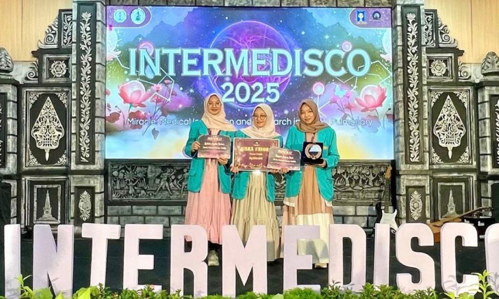 Mahasiswa FK UMS Raih Juara Favorit Poster Publik di Intermedisco 2025