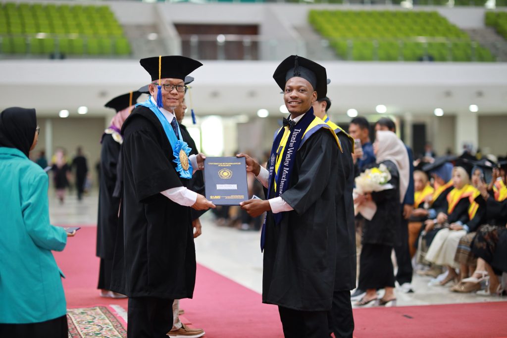 Wisuda Periode I Tahun Akademik 2025/2026 Universitas Muhammadiyah Surakarta (UMS) di Gedung Edutorium KH Ahmad Dahlan menghadirkan beragam cerita menarik dari para lulusan. Salah satunya datang dari Tinashe Wesley Muchemwa, mahasiswa internasional asal Zimbabwe yang berhasil menyelesaikan studinya di Teknik Mesin, Fakultas Teknik.
