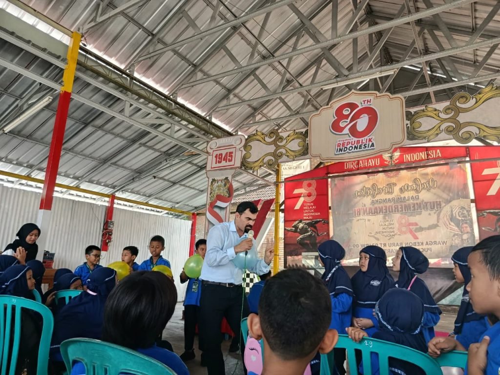 Murid Kelas II SD Muhammadiyah PK Solo Belajar di Kampung Inggris