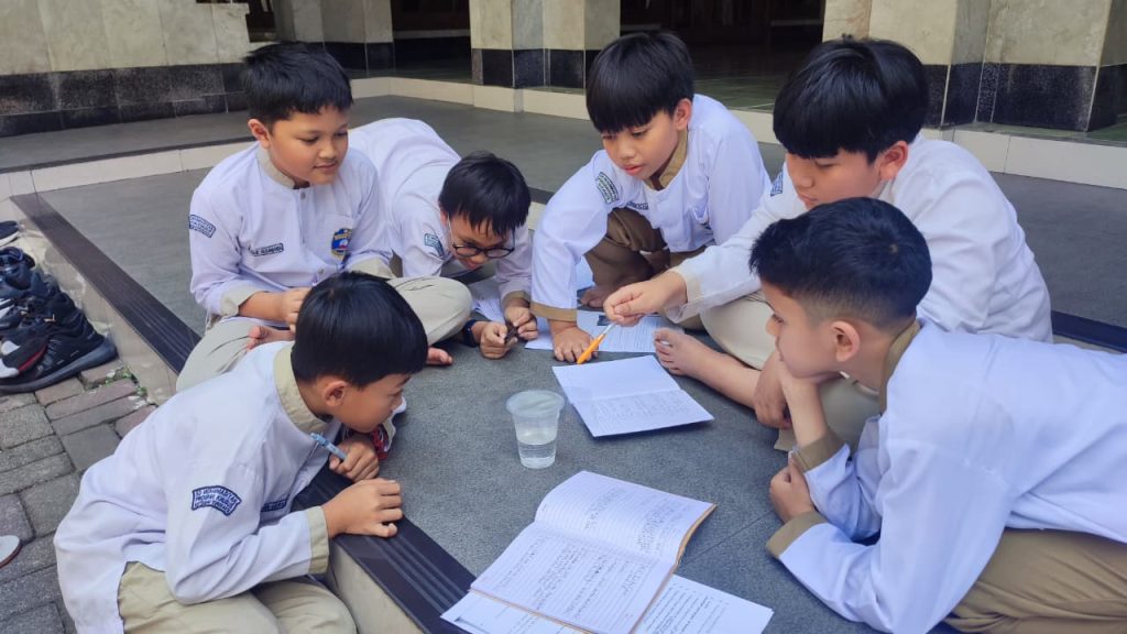 Sebanyak 84 murid kelas V SD Muhammadiyah Program Khusus (PK) Kottabarat Solo lakukan eksperimen sederhana siklus air di halaman sekolah setempat, Kamis, 11/9/2025.