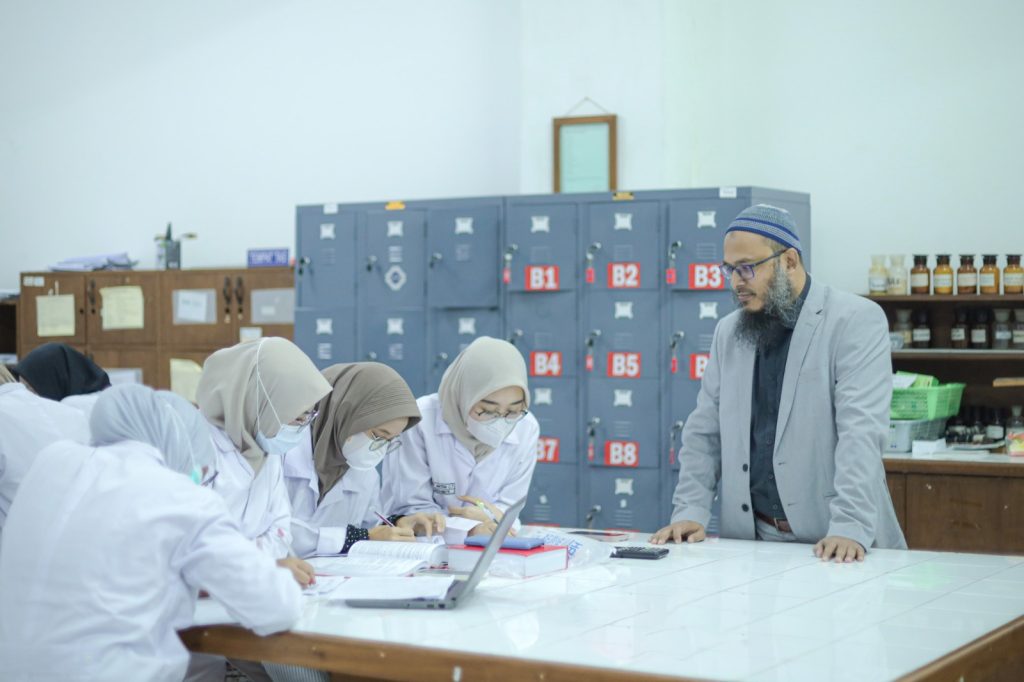 Paten! Dosen Farmasi UMS Masuk Daftar Ilmuwan Terbaik Dunia 2025