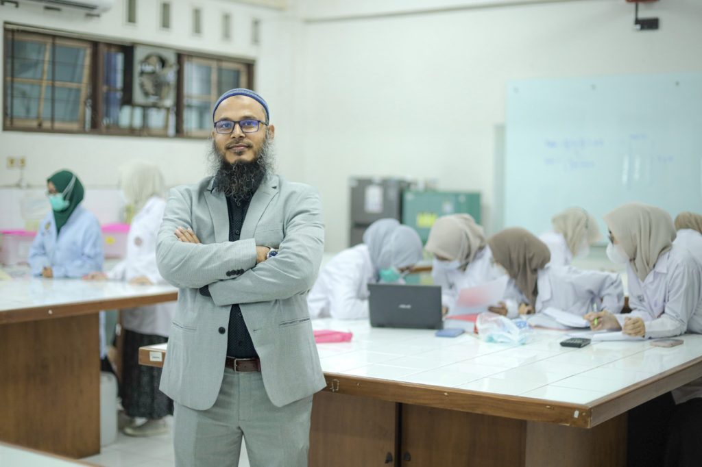 Universitas Muhammadiyah Surakarta (UMS) kembali menorehkan prestasi membanggakan di tingkat internasional. Sanower Hossain, Associate Professor di Fakultas Farmasi UMS, masuk dalam daftar Top 2% Scientists in the World 2025 versi Stanford University.