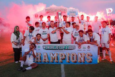 Rektor UMS Berikan Piala Bergilir di Final Wonorejo Cup III