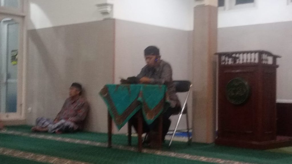 Kajian rutin Rabu Malam di Masjid An-Ni'mah Kemlayan, Serengan, Solo, pada Rabu (27/9/2025) menghadirkan Abdul Fattah Bintoro sebagai pembicara. Dalam kesempatan itu, ia mengulas buku Cabang-Cabang Iman dengan materi ‘Tradisi jahiliyah, bentuk seruan kepadanya, dan tekad orang mukmin untuk meninggalkannya.’