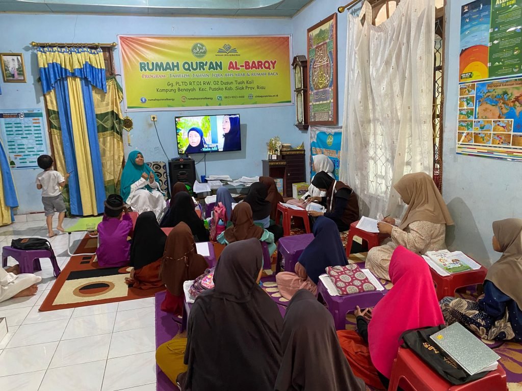 Salah satu proker unggulan KKN MAs Kelompok 78 adalah “Rumah Belajar dan Rumah Qur’an”. Kegiatan Rumah Belajar yang rutin digelar setiap akhir pekan pada pukul 19.00 hingga 21.00 WIB di Posko 78, Jln. Sultan Syarif Kasim, Benayah.