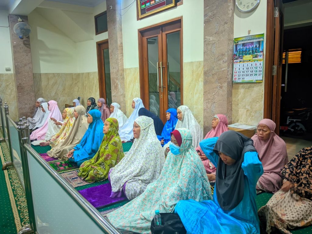 Keheningan malam itu sontak terpecah saat warga ramai-ramai menuju Masjid Arifin hari Minggu (7/9/2025) pukul 23.00 WIB. Masjid Arifin adalah masjid yang mempunyai sejarah cukup panjang tentang dakwah persyarikatan Muhammadiyah di wilayah Kampung Baru, Solo.