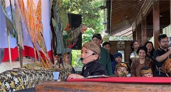 Suasana di Balai Kota Solo berubah meriah dan sarat makna budaya ketika seorang dalang cilik tampil memukau dalam pagelaran wayang kulit yang diselenggarakan di ajang Solo Literacy Festival 2025, Jumat (12/9/2025).