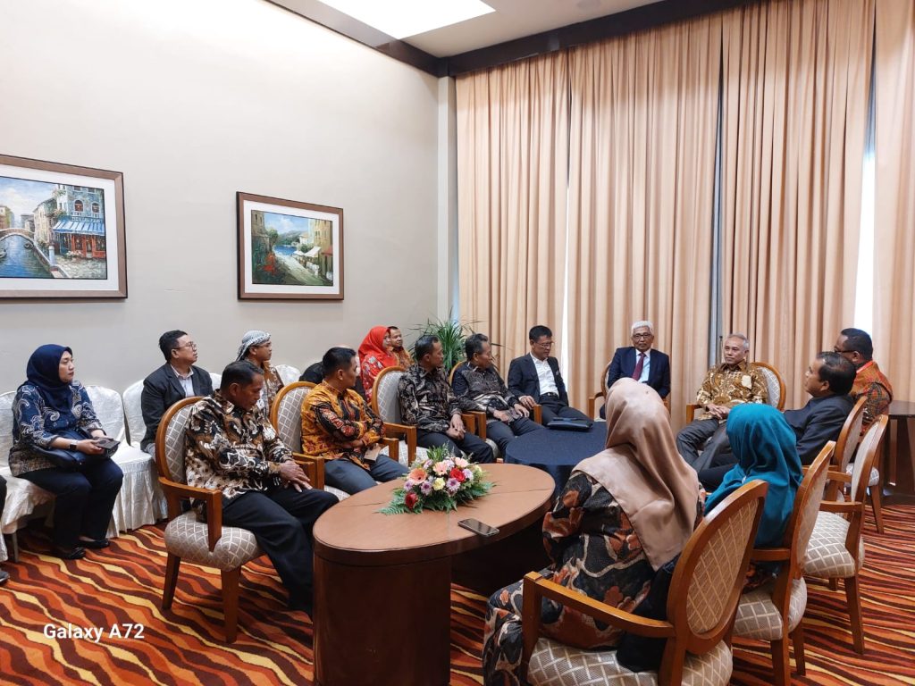 Universitas Muhammadiyah Surakarta (UMS) menjadi salah satu dari 102 perguruan tinggi di Indonesia yang menandatangani Memorandum of Understanding (MoU) dengan Kedutaan Besar Republik Indonesia (KBRI) Kuala Lumpur. Kesepakatan ini bertujuan memperkuat akses pendidikan bagi anak-anak pekerja migran Indonesia di Malaysia.