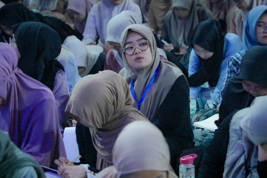 Rektor Universitas Muhammadiyah Surakarta (UMS), Prof. Harun Joko Prayitno, menegaskan pentingnya rasa syukur, kerja keras, dan keseimbangan ikhtiar serta doa dalam membentuk lulusan berdaya saing. Hal ini disampaikan saat mengisi agenda Baitul Arqam Purna Studi di Masjid Hj. Sudalmiyah Rais kampus 2 yang diikuti 510 calon wisudawan, Kamis (18/9/2025).