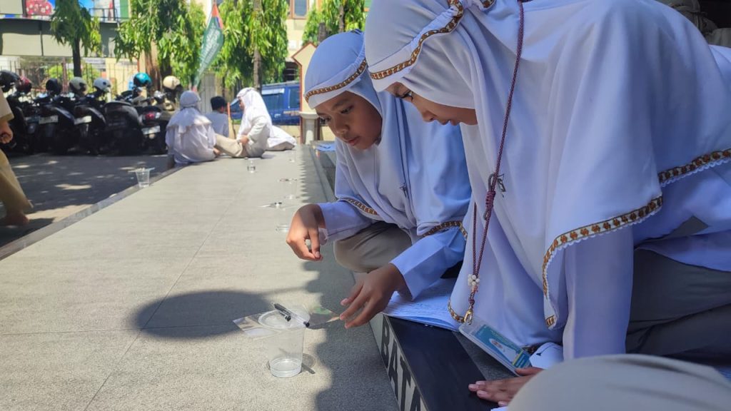 Murid Kelas V SD Muhammadiyah PK Solo Eksperimen Siklus Air