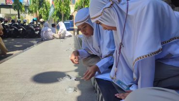 Murid Kelas V SD Muhammadiyah PK Solo Eksperimen Siklus Air