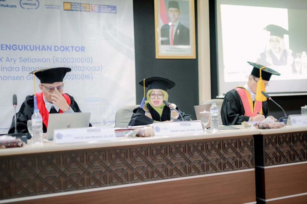Program Studi Doktor Ilmu Hukum (PDIH) Universitas Muhammadiyah Surakarta (UMS) kembali mengukuhkan empat doktor baru. Pengukuhan ini diselenggarakan di Ruang Seminar Gedung Pascasarjana UMS, Senin (22/9/2025).