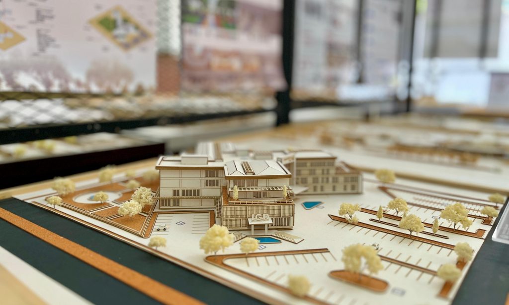 Program studi Teknik Arsitektur Fakultas Teknik Universitas Muhammadiyah Surakarta (FT UMS) menggelar pameran EXIT 2025 yang mengusung tema “Sintesis Narrative of Space ”. Pameran ini diselenggarakan pada Jumat-Sabtu (12-13/9/2025) di Auditorium Mohammad Djazman, Kampus I UMS.