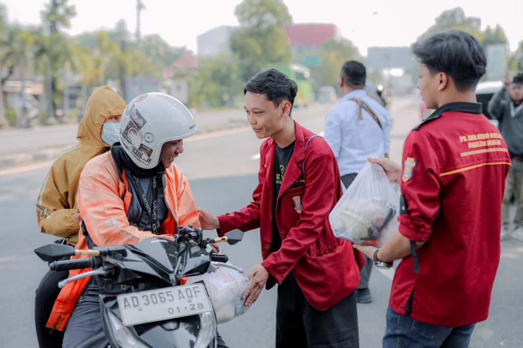 UMS-IMM Gelar Aksi Solidaritas dengan Berbagi 500 Paket Sayur dan Beras
