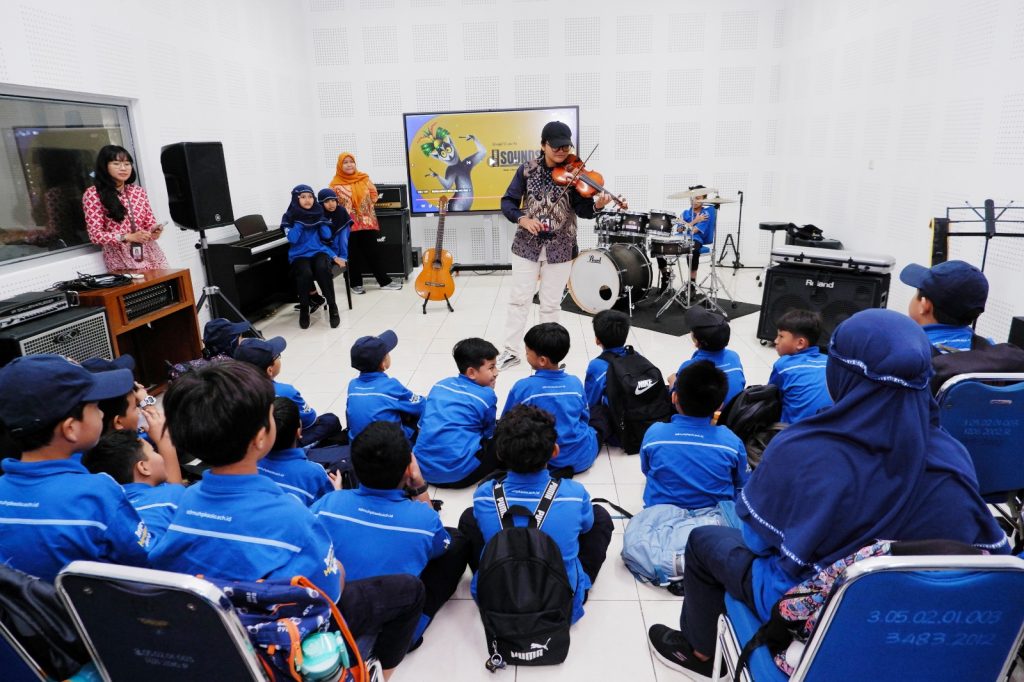 Sebanyak 65 murid kelas IV SD Muhammadiyah Program Khusus (PK) Kottabarat Solo mengikuti kegiatan outing class di Fakultas Seni Pertunjukan (FSP) Program Studi Etnomusikologi Institut Seni Indonesia (ISI) Solo, Selasa (30/9/2025).
