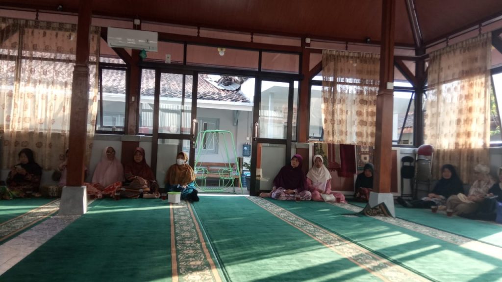 Takmir Masjid An Ni’mah Kemlayan, Serengan, Solo kembali menggelar kegiatan Subuh Barokah pada Jumat (5/9/2025).  Dalam kesempatan tersebut, hadir sebagai pembicara Anis Purwani dengan materi Sakit Manusia.