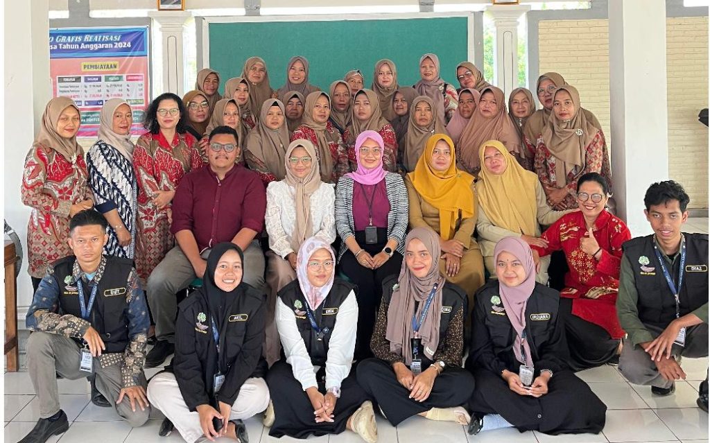 Penipuan Online Marak, Mahasiswa KKN Umuka Bekali Ibu-Ibu PKK Literasi Digital