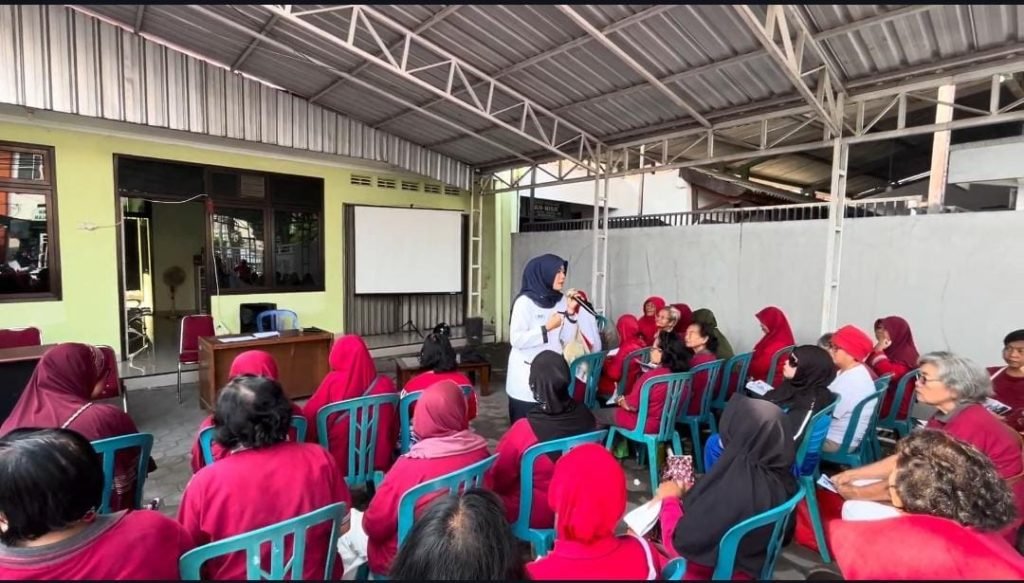 Pacu Kesadaran Lansia, Mahasiswa Fisioterapis UMS Gelar Penyuluhan Risiko Jatuh