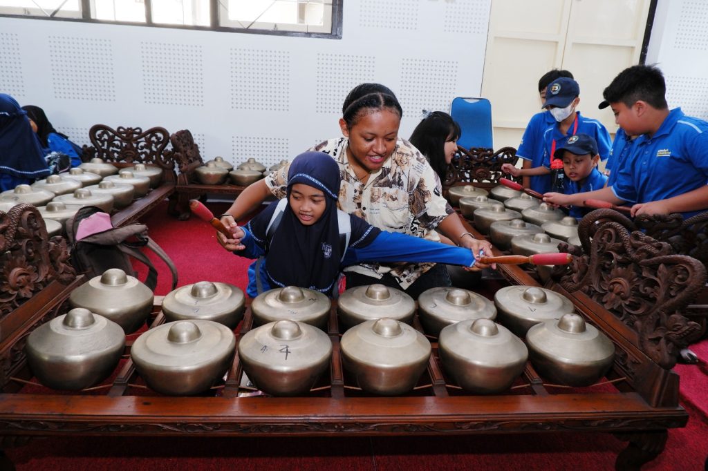 Murid Kelas IV SD Muhammadiyah PK Solo Belajar Etnomusikologi di ISI Solo