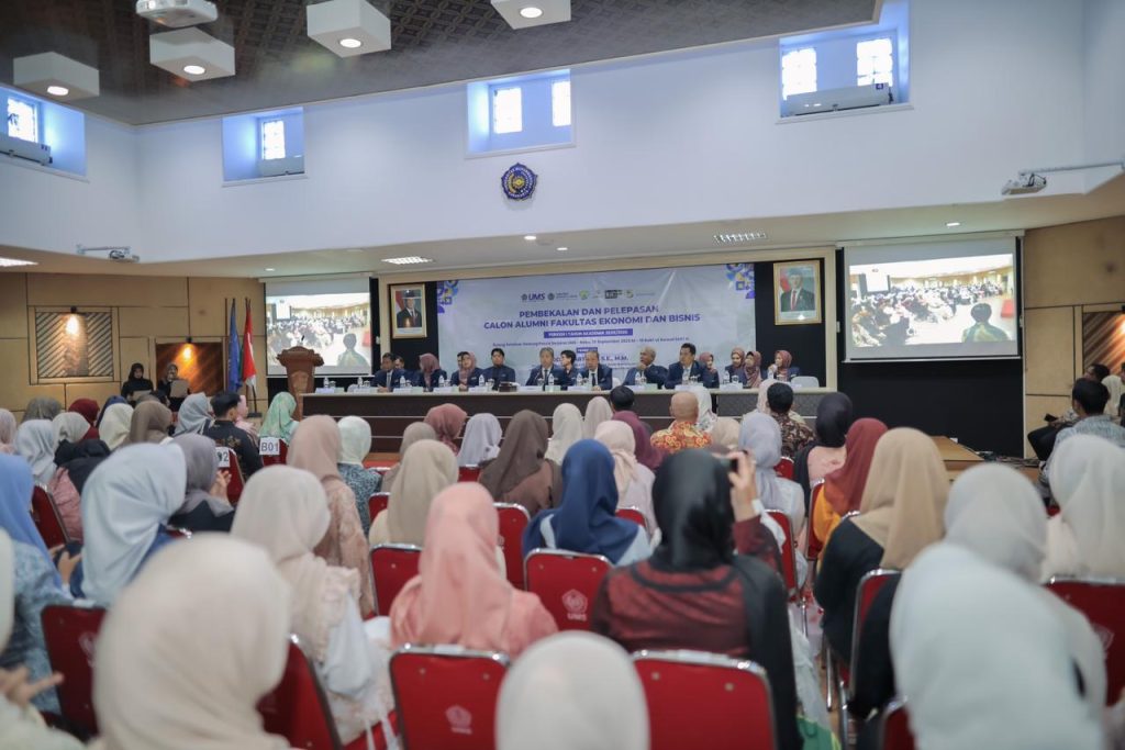 Prestasi membanggakan ditorehkan oleh Rizky Arief Gunawan, wisudawan Program Studi Manajemen Fakultas Ekonomi dan Bisnis (FEB) Universitas Muhammadiyah Surakarta (UMS), yang meraih IPK nyaris sempurna, 3,99. Atas capaian tersebut, Dekan FEB UMS, Prof. Muzakar Isa, memberikan tawaran beasiswa untuk melanjutkan studi ke jenjang magister.