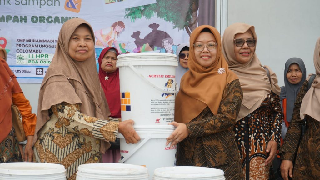 Tim Pengabdian UMS Ubah Sampah Jadi Berkah Lewat Kompos dan Bank Sampah