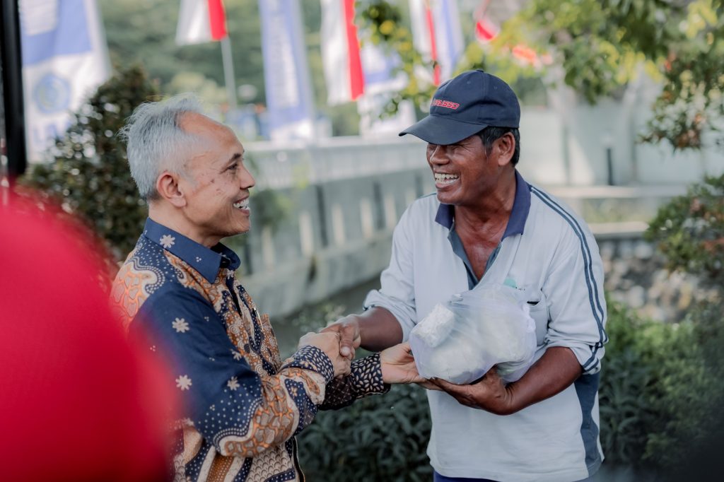 Universitas Muhammadiyah Surakarta (UMS) bersama Ikatan Mahasiswa Muhammadiyah (IMM) menggelar aksi solidaritas sosial dengan membagikan 500 paket sembako berupa beras dan sayuran segar kepada masyarakat.