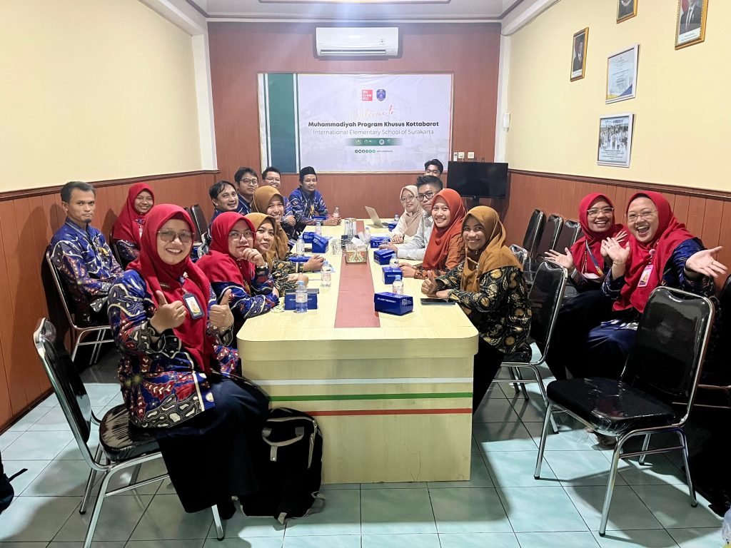 Tim peneliti Universitas Muhammadiyah Surakarta (UMS) mengembangkan inovasi pembelajaran berbasis teknologi dengan menghadirkan aplikasi ARGeo Code. Sebagai bagian dari proses pengembangan, tim melaksanakan Focus Group Discussion (FGD) bersama para guru di SD Muhammadiyah Program Khusus (PK) Kottabarat Solo.
