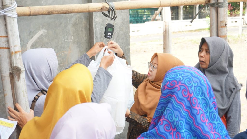Tim Pengabdian Masyarakat Universitas Muhammadiyah Surakarta (UMS) menggelar pelatihan pembuatan kompos dan pengelolaan bank sampah di Pimpinan Cabang Aisyiyah (PCA) Colomadu, Karanganyar, Jawa Tengah, Jumat (29/8/2025).