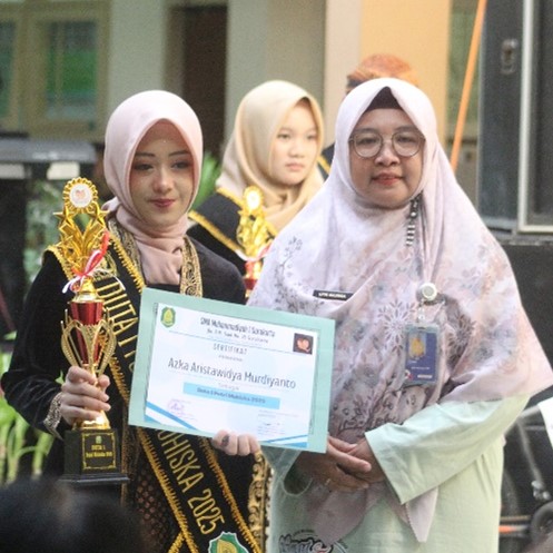 SMA Muhammadiyah 1 Solo merayakan gebyar milad ke-79 di halaman sekolah pada Rabu (3/9/2025). Acara dimulai pada pukul 07.30 WIB dan disaksikan seluruh warga sekolah. 