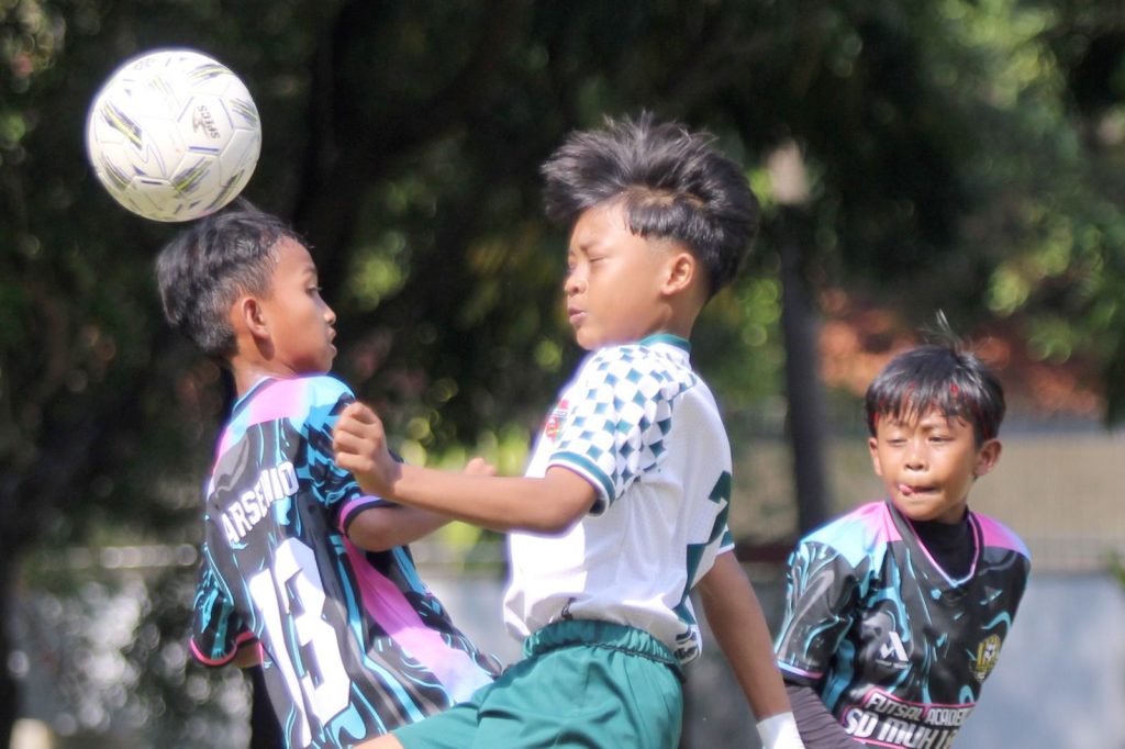 Sorak-sorai penonton membakar semangat para pemain pada partai final Turnamen Sepak Bola Mini Rumah Sakit Gigi dan Mulut (RSGM) Soelastri Universitas Muhammadiyah Surakarta (UMS) Tingkat Sekolah Dasar (SD) Putra yang digelar di Lapangan Kampus 2 UMS.