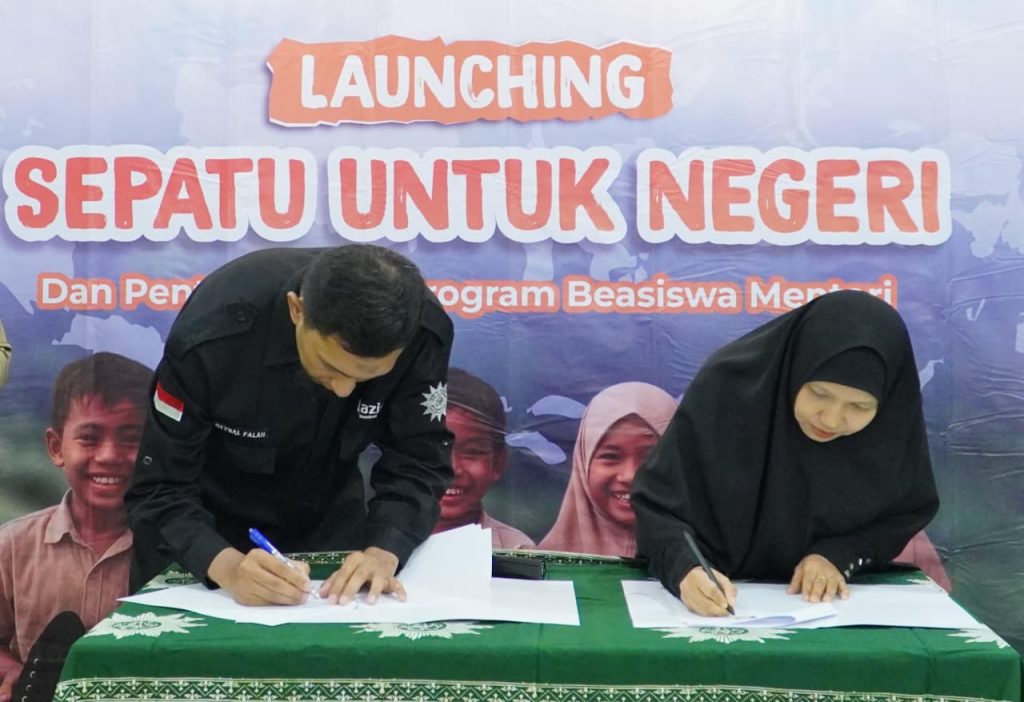 Lazismu Solo meluncurkan program sosial bertajuk “Sepatu untuk Negeri” yang digelar di Aula Universitas ‘Aisyiyah Solo, Sabtu (6/9/2025). Kegiatan ini dihadiri perwakilan Majelis Pendidikan Pimpinan Daerah Muhammadiyah (PDM) Kota Solo, Subandriyo, serta pemilik PT. XYZ, Krishna Adityangga bersama Mulyani.