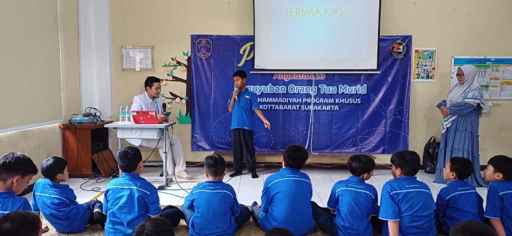 Sebanyak 65 murid kelas IV SD Muhammadiyah Program Khusus (PK) Kottabarat Solo mengikuti kegiatan parent's day dengan tema "Mempersiapkan Masa Akil Balig" di ruang kelas sekolah setempat, Sabtu (23/8/2025).