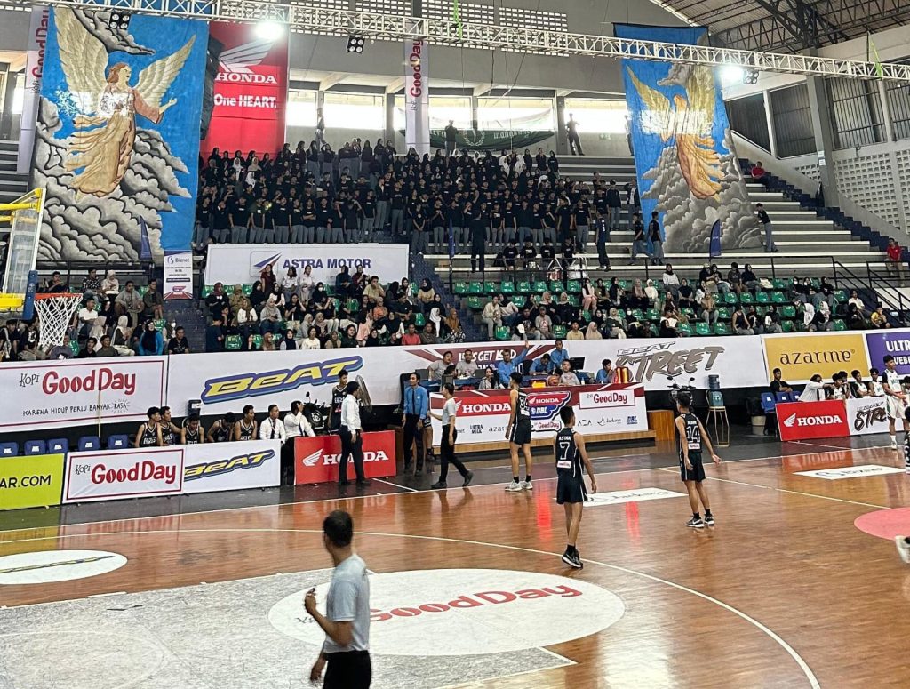 SMA Negeri 1 Klaten meraih kemenangan atas SMA Muhammadiyah 1 (Muhi) Solo dalam laga ketat perebutan empat besar DBL yang digelar di GOR Sritex Arena, Solo. Mereka menang dengan skor 27-6, Senin (22/9/2025).
