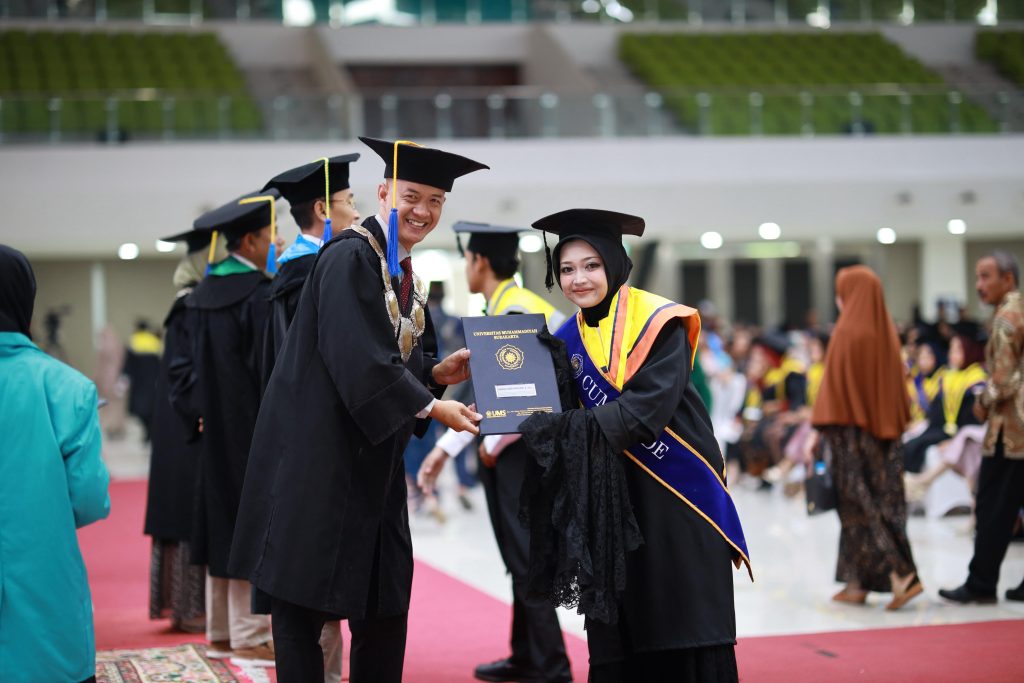 Momen wisuda Universitas Muhammadiyah Surakarta (UMS) selalu menyimpan cerita menarik dari para lulusannya. Pada Wisuda Periode 1 Tahun Akademik 2025/2026 yang digelar di Edutorium KH Ahmad Dahlan, Jumat (19/9/2025), salah satu wisudawati Ilmu Komunikasi Fakultas Komunikasi dan Informatika (FKI), Anisa Cahya Maulani yang akrab disapa Taci, mencuri perhatian dengan tampil mengenakan jubah Akatsuki dari serial anime Naruto.