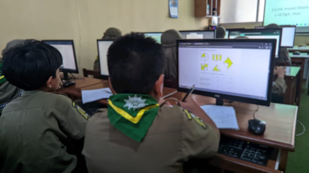 Sebanyak 54 murid kelas VI SD Muhamadiyah Program Khusus(PK) Kottabarat Solo mengikuti kegiatan uji coba Tes Kemampuan Akademik (TKA) di ruang laboratorium komputer sekolah setempat, Selasa (16/9/2025).