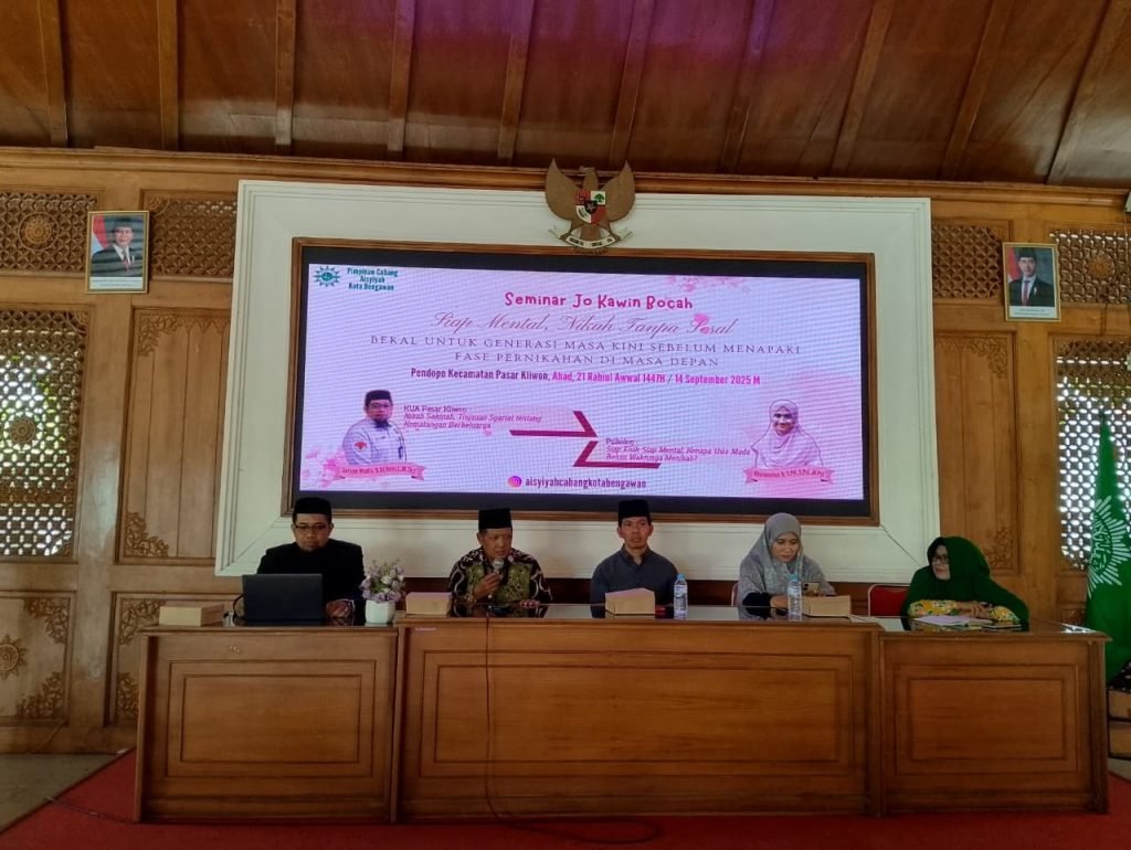 Kolaborasi tiga majelis Pimpinan Cabang Aisyiyah (PCA) Kota Bengawan, yaitu Majelis Tabligh dan Tarjih, Majelis Kesehatan, serta Majelis Pembinaan Kader, menggelar seminar bertajuk ‘Jo Kawin Bocah’ dengan tema ‘Siap Mental, Nikah Tanpa Sesal’, Minggu (14/09/2025). Kegiatan ini digelar di Pendopo Kecamatan Pasar Kliwon.
