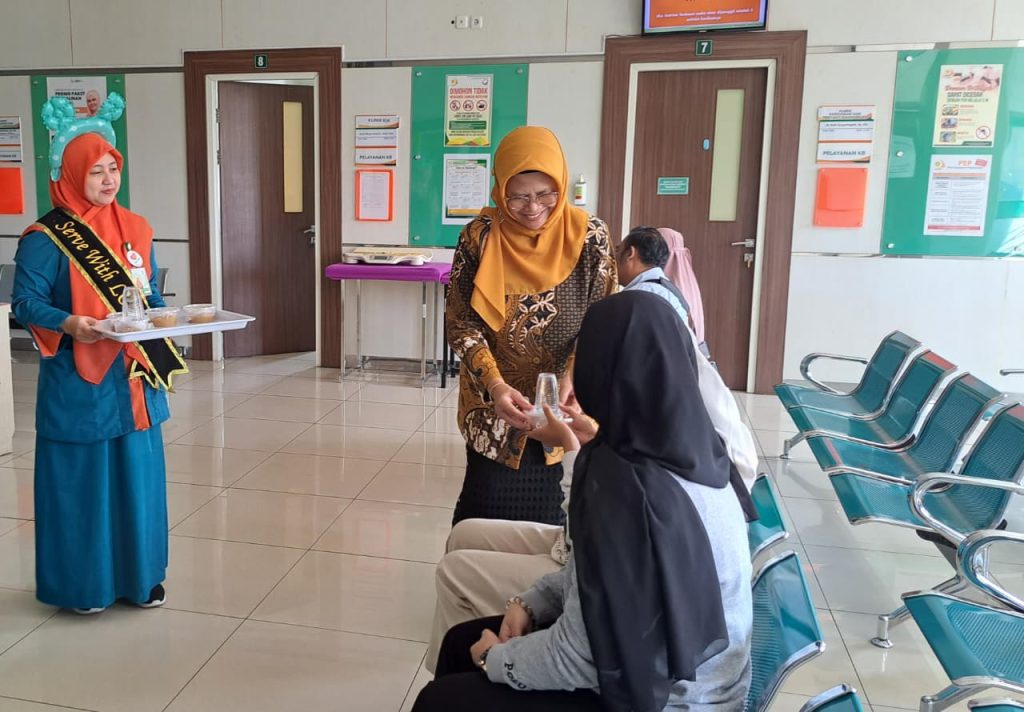 RS PKU Muhammadiyah Solo Bagikan Snack Sehat di Hari Pelanggan Nasional