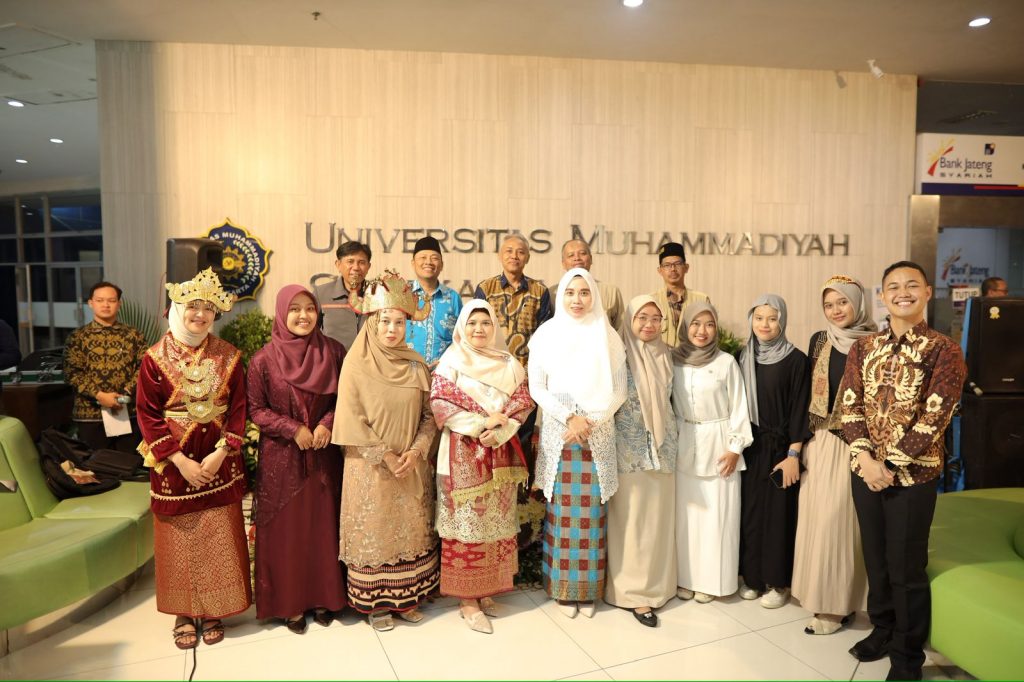 Universitas Muhammadiyah Surakarta (UMS) kembali menggelar acara Gathering Malibujari (Mahasiswa Lintas Budaya Luar Jawa dan Luar Negeri), Kamis (18/9/2025) malam. Bertempat di Lobi Gedung Induk Siti Walidah UMS, kegiatan tersebut menjadi ajang temu hangat antara mahasiswa, wali, dan pimpinan universitas menjelang prosesi wisuda.