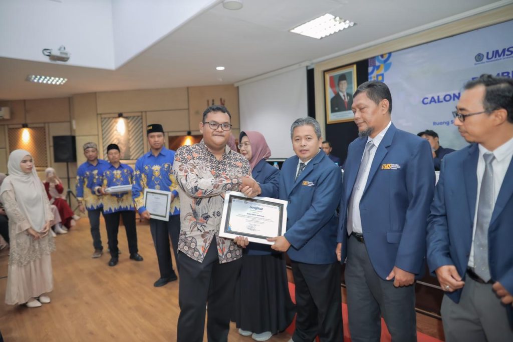 Wisudawan Gapai IPK 3,99, Dekan FEB UMS Beri Tawaran Beasiswa S2