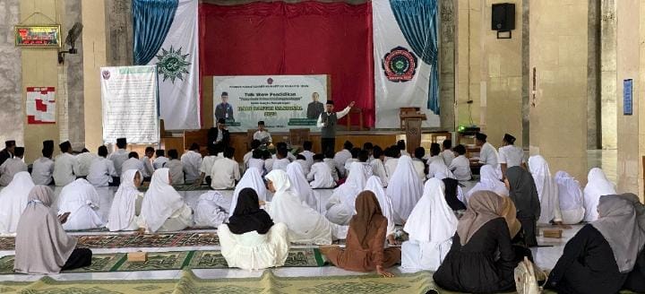 Pondok Pesantren Muhammadiyah (PonpesMu) Manafiul Ulum Sambi menggelar kegiatan Talkshow Pendidikan bertajuk “Peran Santri dalam Membangun Peradaban Bangsa” yang diselenggarakan di Aula Masjid Ponpes, Selasa (21/10/2025). Kegiatan dalam rangka memperingati Hari Santri Nasional 2025.