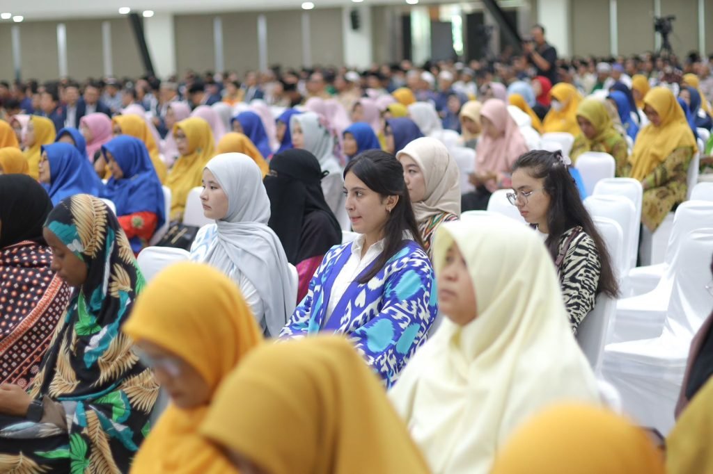 Universitas Muhammadiyah Surakarta (UMS) menggelar peringatan Hari Jadi ke-67 di Gedung Edutorium KH. Ahmad Dahlan UMS, Jumat (24/10/2025). Acara ini dihadiri Ketua Umum Pimpinan Pusat Muhammadiyah, Prof. Haedar Nashir, Wakil Menteri Pendidikan Dasar dan Menengah, Fajar Riza Ul Haq, serta Kepala LLDIKTI Wilayah VI, Prof. Aisyah Endah Palupi, beserta tamu undangan dan keluarga besar UMS.