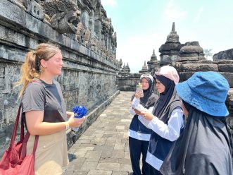 Siswa ICP SMP Muhammadiyah PK Asah Public Speaking Berbahasa Inggris di Candi Borobudur